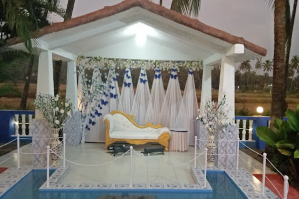 Dos Equis Exotic Lounge